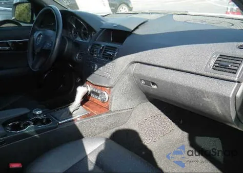 2009 Mercedes-Benz C300 из США, поврежденный, VIN WDDGF54X79F223945
